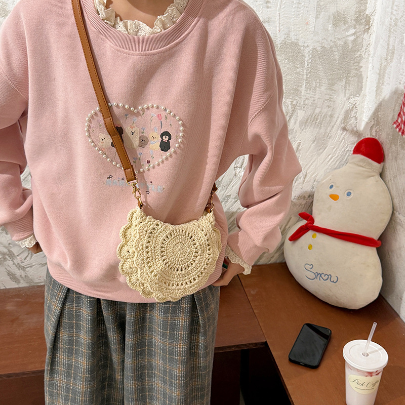 Pletena ženska torbica preko ramena — Saddle Bag stil (Materijal: Line; Oblik: Kružni; Način zatvaranja: Poklopac; Podstava: Poliester; Sezona: proljeće 2025)