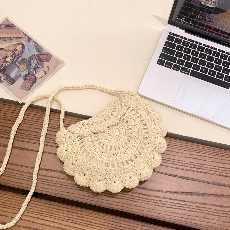 Pletena ženska torbica preko ramena — Saddle Bag stil (Materijal: Line; Oblik: Kružni; Način zatvaranja: Poklopac; Podstava: Poliester; Sezona: proljeće 2025)