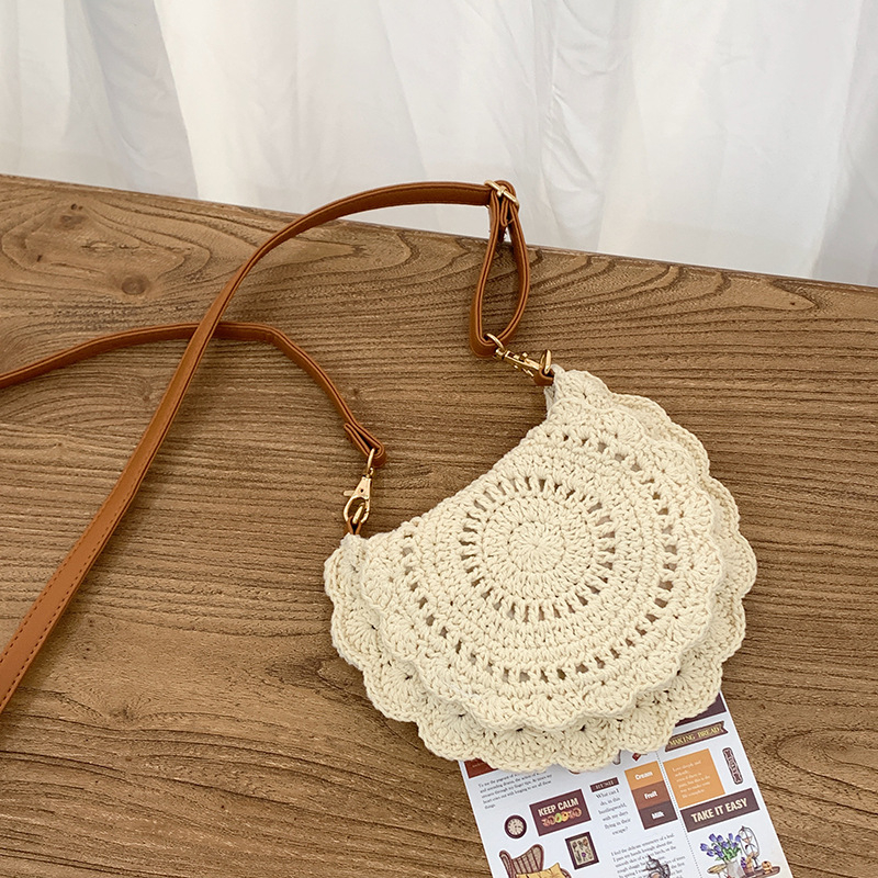 Pletena ženska torbica preko ramena — Saddle Bag stil (Materijal: Line; Oblik: Kružni; Način zatvaranja: Poklopac; Podstava: Poliester; Sezona: proljeće 2025)