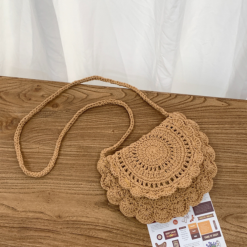 Pletena ženska torbica preko ramena — Saddle Bag stil (Materijal: Line; Oblik: Kružni; Način zatvaranja: Poklopac; Podstava: Poliester; Sezona: proljeće 2025)