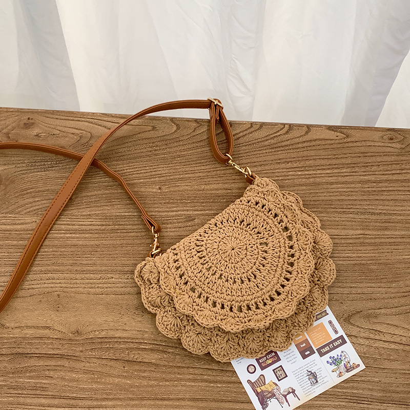 Pletena ženska torbica preko ramena — Saddle Bag stil (Materijal: Line; Oblik: Kružni; Način zatvaranja: Poklopac; Podstava: Poliester; Sezona: proljeće 2025)