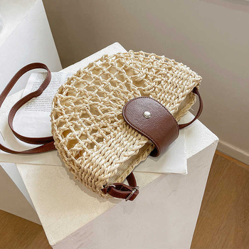 Slamnata crossbody torbica, kružni oblik, magnetsko zatvaranje, poliester podstava, torba s poklopcem