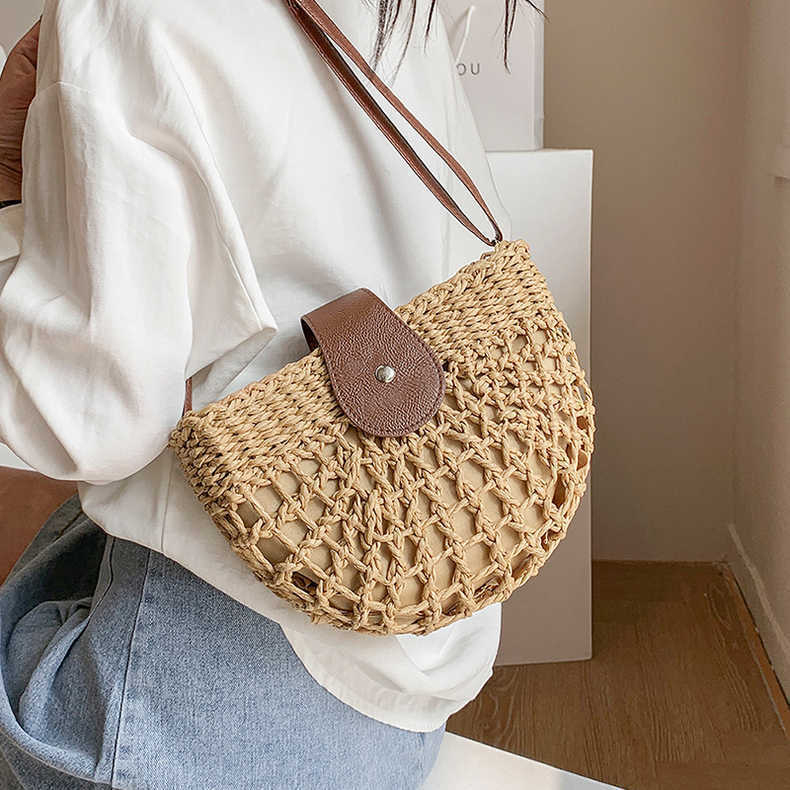 Slamnata crossbody torbica, kružni oblik, magnetsko zatvaranje, poliester podstava, torba s poklopcem