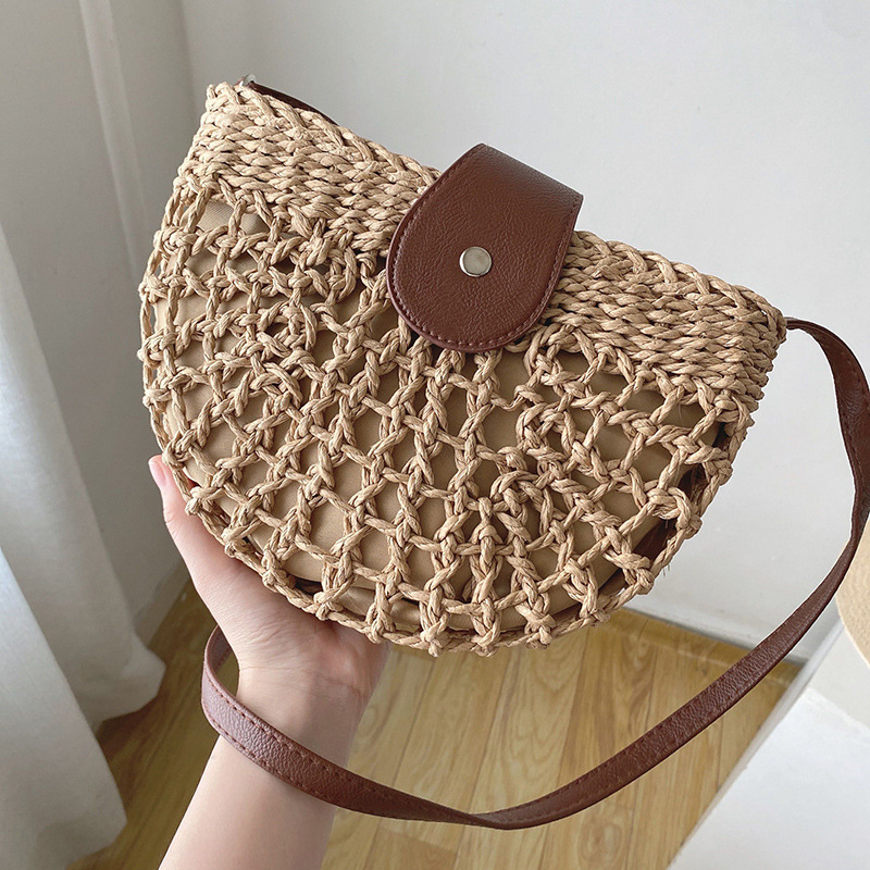 Slamnata crossbody torbica, kružni oblik, magnetsko zatvaranje, poliester podstava, torba s poklopcem