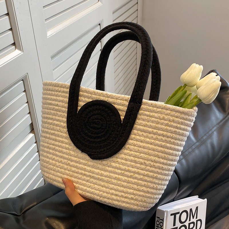 Tote torba s urbanim minimalističkim stilom, materijal pamuk konopac, horizontalni kvadratni oblik, otvoreni otvor, dvostruke naramenice