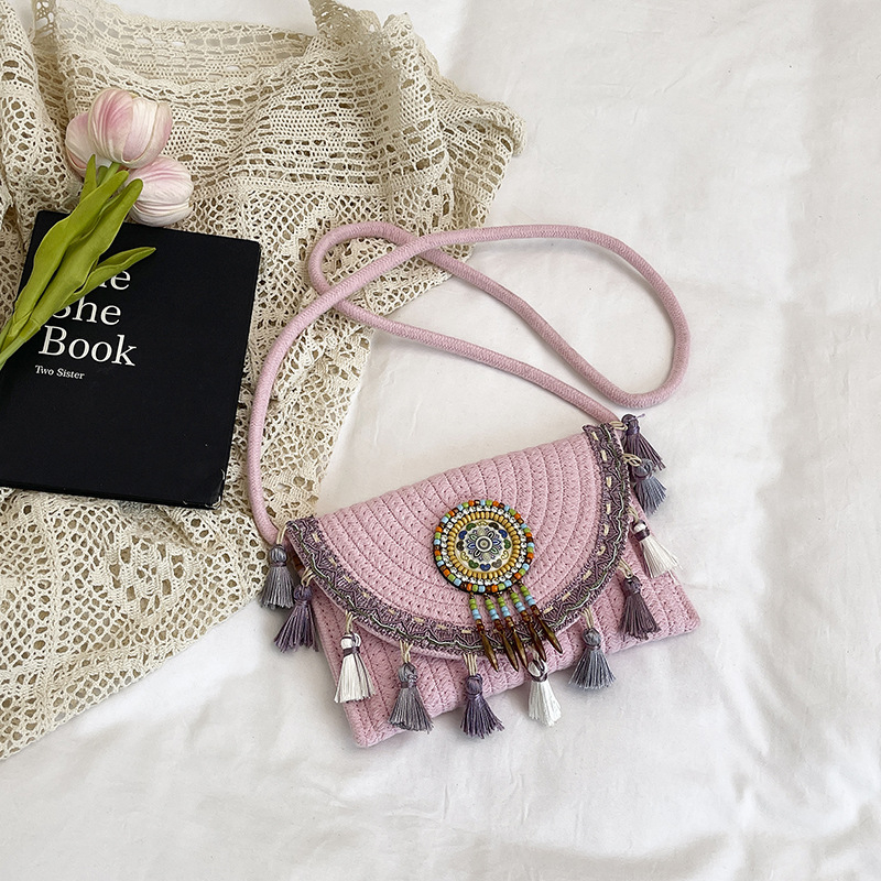 Ženska etnička plažna pletena torba s resicama, od slame, kontrastne boje, svakodnevno nošenje preko ramena ili crossbody, ljeto 2025