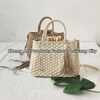 Pletená slamenná crossbody taška – horizontálny štvorcový tvar, zapínanie šnúrkou, bavlnená podšívka, jeden ramenný popruh