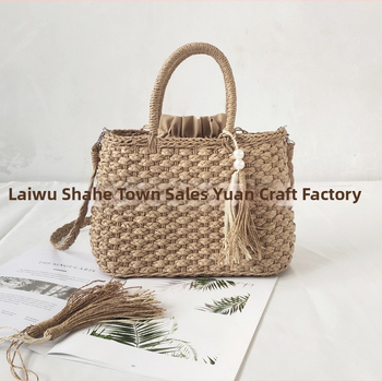 Pletená slamenná crossbody taška – horizontálny štvorcový tvar, zapínanie šnúrkou, bavlnená podšívka, jeden ramenný popruh