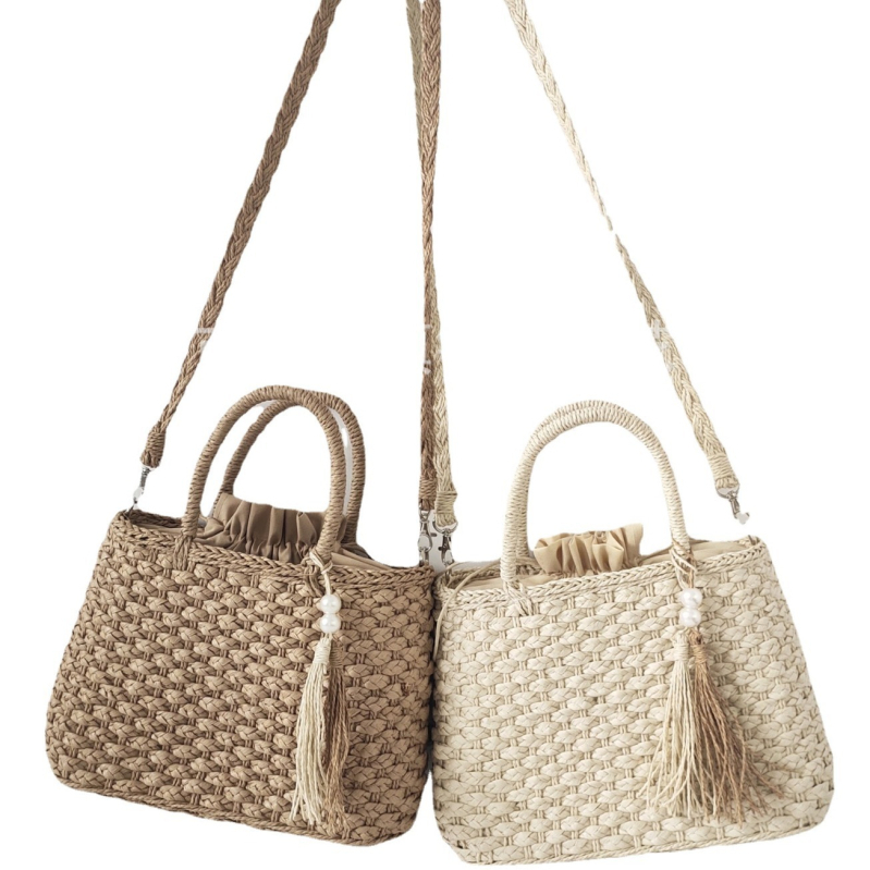 Pletená slamenná crossbody taška – horizontálny štvorcový tvar, zapínanie šnúrkou, bavlnená podšívka, jeden ramenný popruh