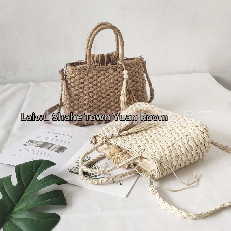 Pletená slamenná crossbody taška – horizontálny štvorcový tvar, zapínanie šnúrkou, bavlnená podšívka, jeden ramenný popruh