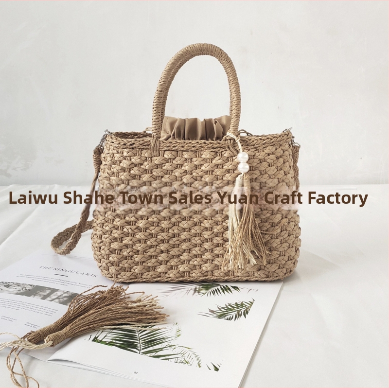 Pletená slamenná crossbody taška – horizontálny štvorcový tvar, zapínanie šnúrkou, bavlnená podšívka, jeden ramenný popruh