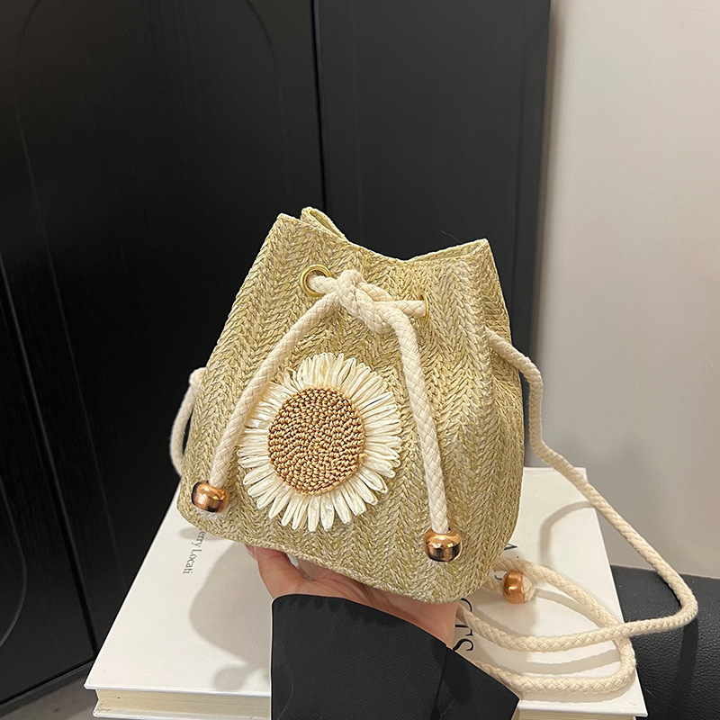 Torba za plažu od pletene slame, bucket bag, novi model 2025 za žene, elegantna i svestrana za nošenje u ruci