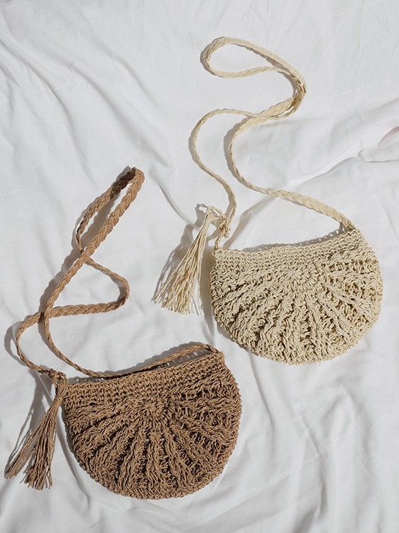 Slamnata crossbody torba za žene, okruglog oblika, zatvaranje na zip, unutarnja džep, pamuk podstava, jedan remen
