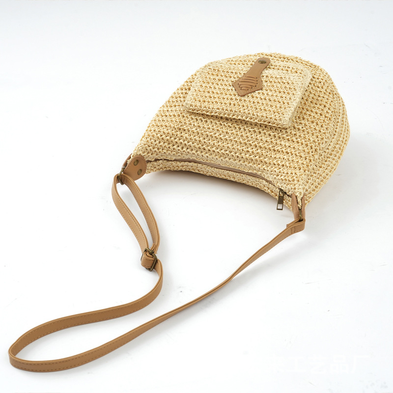 Taška zo slamy v mestskom minimalistickom štýle, horizontálny štvorcový tvar, zapínanie na zips, vnútorné vrecká: skrytý vrecko so zipsom a vrecko na mobilný telefón