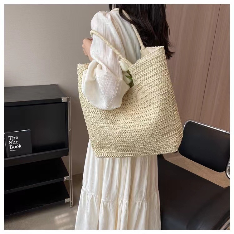 Slamnita torba, unisex stil, oblik shopping bag, unutarnja džep na zip, podstava s travnatom teksturom