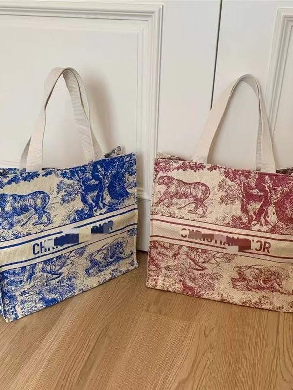 Unisex platnana messenger torba, vodoravnog kvadratnog oblika, unutarnji laminirani džep sa zatvaračem