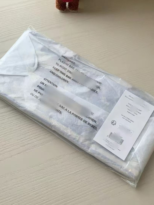 Unisex platnana messenger torba, vodoravnog kvadratnog oblika, unutarnji laminirani džep sa zatvaračem