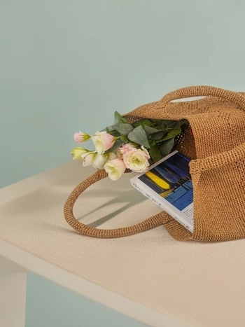 Geantă Tote din paie de hârtie; formă verticală dreptunghiulară; deschidere în partea de sus; buzunar intern pentru documente