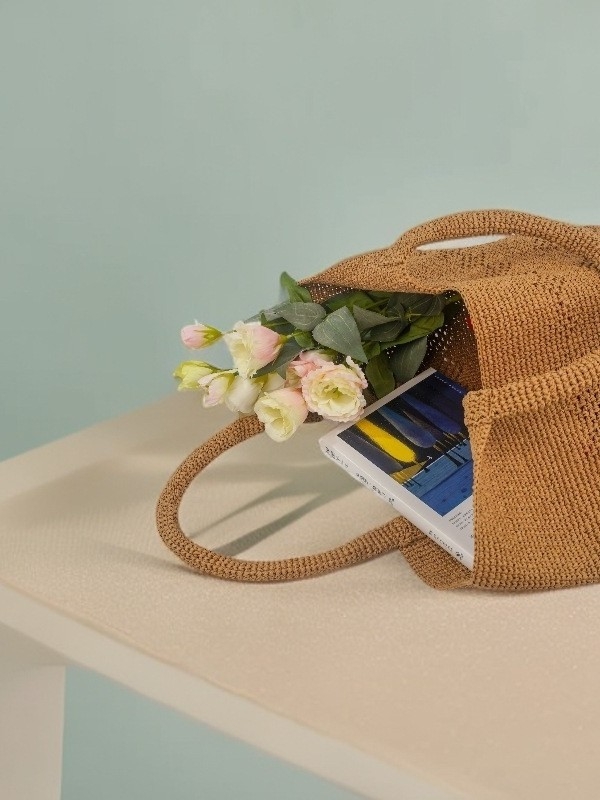 Geantă Tote din paie de hârtie; formă verticală dreptunghiulară; deschidere în partea de sus; buzunar intern pentru documente