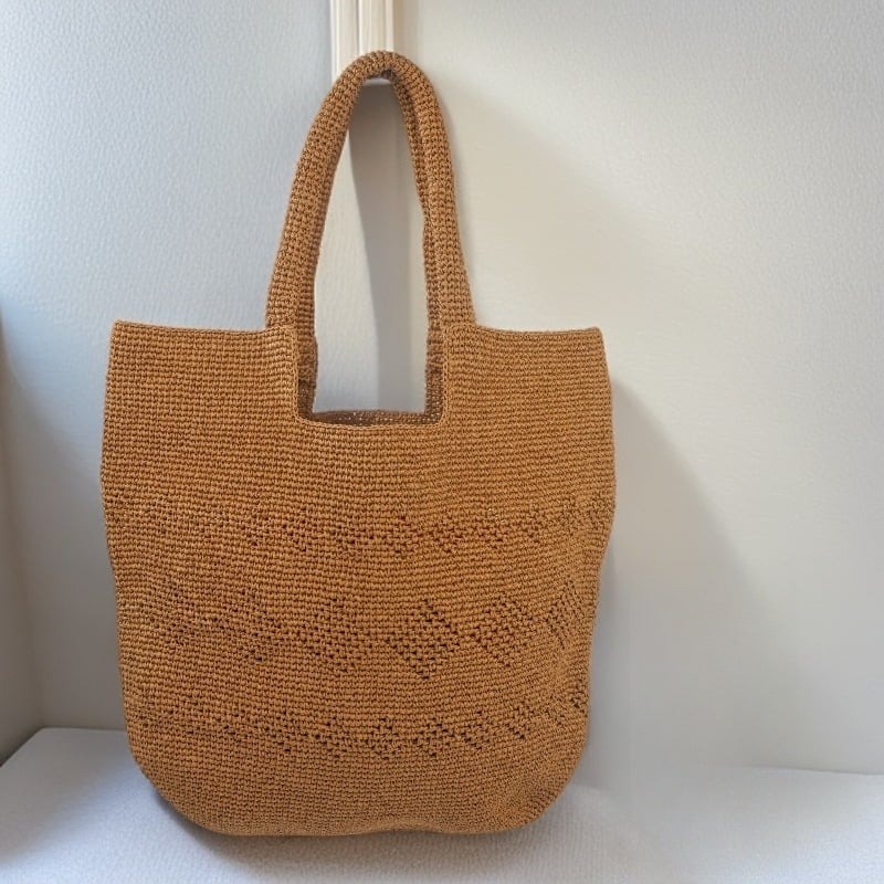 Geantă Tote din paie de hârtie; formă verticală dreptunghiulară; deschidere în partea de sus; buzunar intern pentru documente