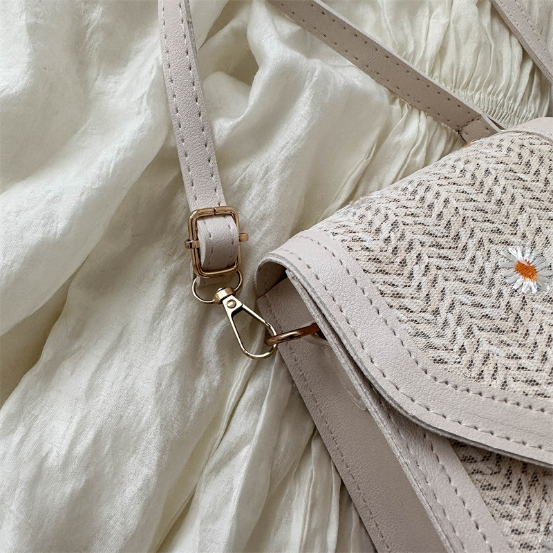 Notelli slamnata mini crossbody torbica s džepom za telefon, mali kvadratni oblik, zatvaranje poklopcem, ljeto 2023