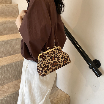 Torba-školjka s leopardim uzorkom, crossbody (Materijal: pliš; Oblik: horizontalni kvadrat; Zatvaranje: zaključavanje; Unutarnja podstava: najlon; Remen: jednosmjeran)