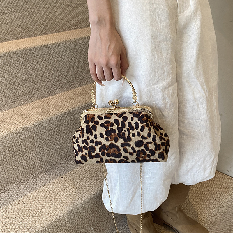 Torba-školjka s leopardim uzorkom, crossbody (Materijal: pliš; Oblik: horizontalni kvadrat; Zatvaranje: zaključavanje; Unutarnja podstava: najlon; Remen: jednosmjeran)