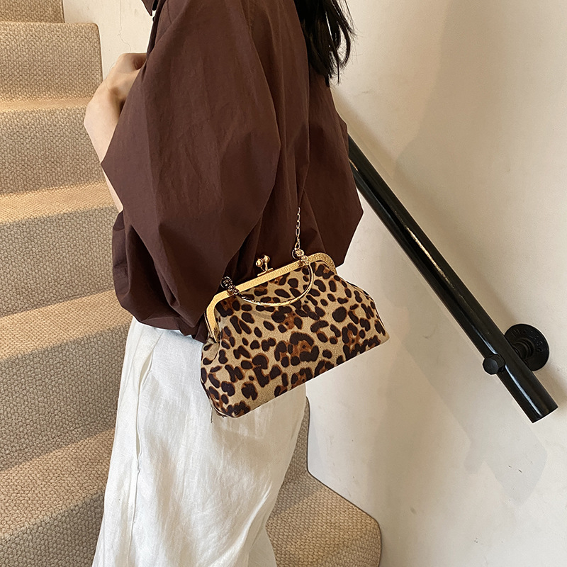 Torba-školjka s leopardim uzorkom, crossbody (Materijal: pliš; Oblik: horizontalni kvadrat; Zatvaranje: zaključavanje; Unutarnja podstava: najlon; Remen: jednosmjeran)