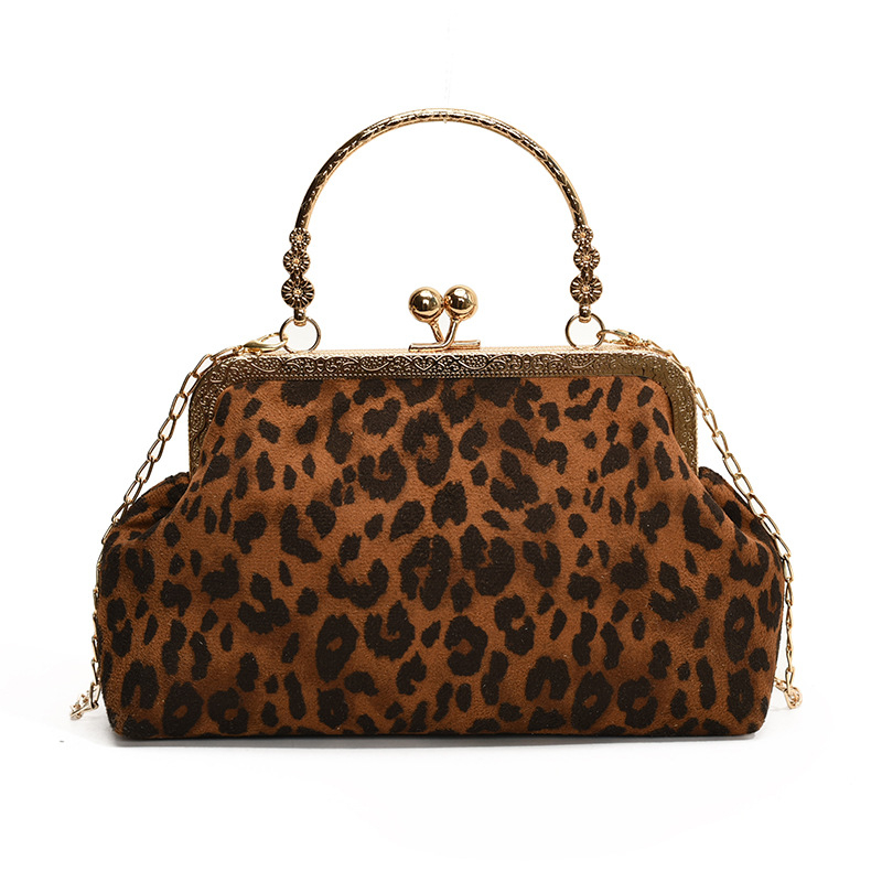 Torba-školjka s leopardim uzorkom, crossbody (Materijal: pliš; Oblik: horizontalni kvadrat; Zatvaranje: zaključavanje; Unutarnja podstava: najlon; Remen: jednosmjeran)