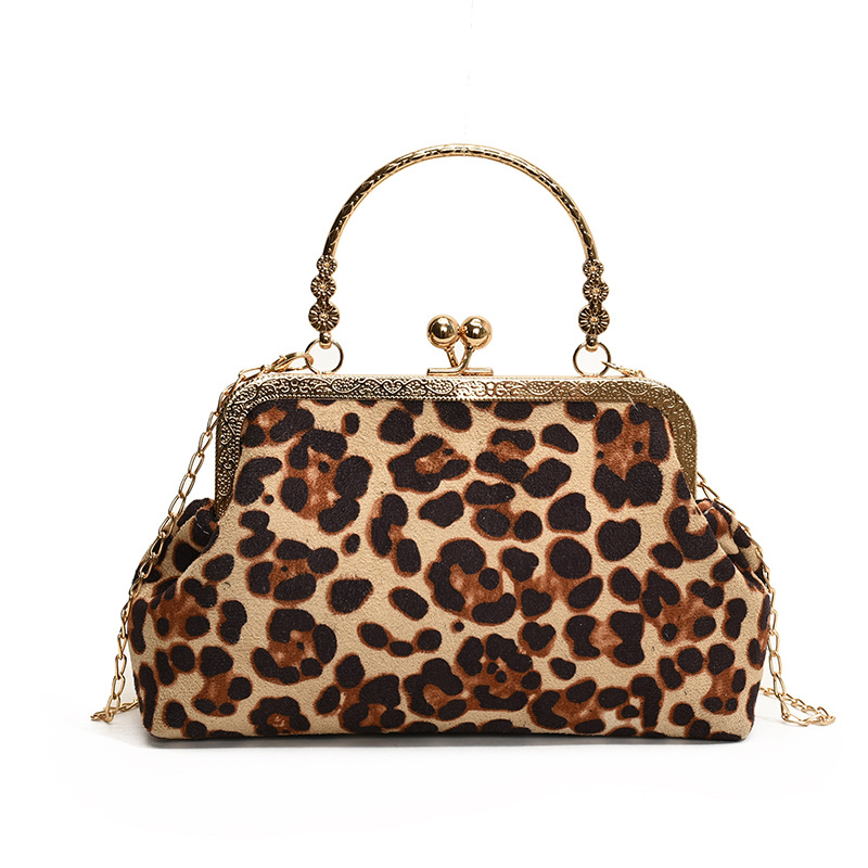 Torba-školjka s leopardim uzorkom, crossbody (Materijal: pliš; Oblik: horizontalni kvadrat; Zatvaranje: zaključavanje; Unutarnja podstava: najlon; Remen: jednosmjeran)