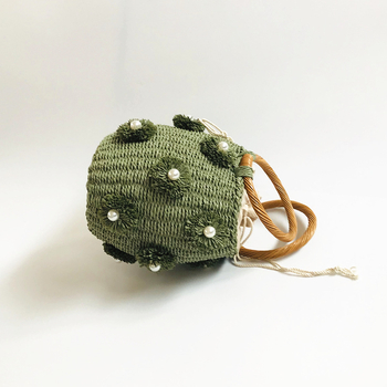 Szalmából készült vödrös táska virágmintával, puha hengeres forma, szalagnyitású