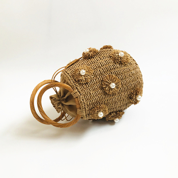 Szalmából készült vödrös táska virágmintával, puha hengeres forma, szalagnyitású