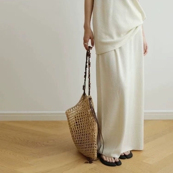Szalmából készült, kézzel szőtt Tote táska raffia kivágásokkal, mágneszáras nyitás, pamut bélés és belső cipzáros zseb