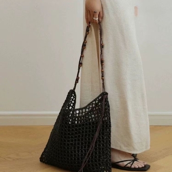 Szalmából készült, kézzel szőtt Tote táska raffia kivágásokkal, mágneszáras nyitás, pamut bélés és belső cipzáros zseb