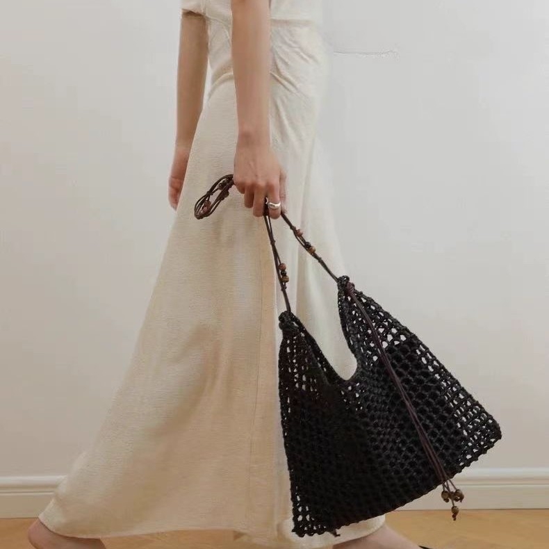 Szalmából készült, kézzel szőtt Tote táska raffia kivágásokkal, mágneszáras nyitás, pamut bélés és belső cipzáros zseb