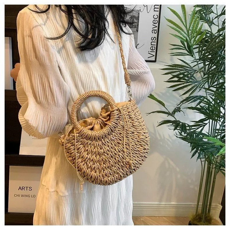 Geantă boemă din paie, țesută manual, crossbody — Stil stradal, formă scoică, închidere: deschisă, buzunar cu fermoar și buzunar pentru telefon