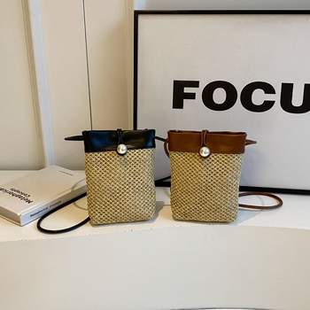 Taška cez rameno typu bucket - PU, zvislý štvorcový tvar, otváranie páskou, leto 2024