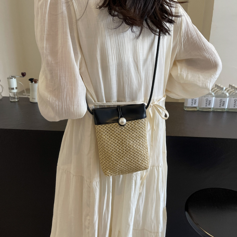 Taška cez rameno typu bucket - PU, zvislý štvorcový tvar, otváranie páskou, leto 2024