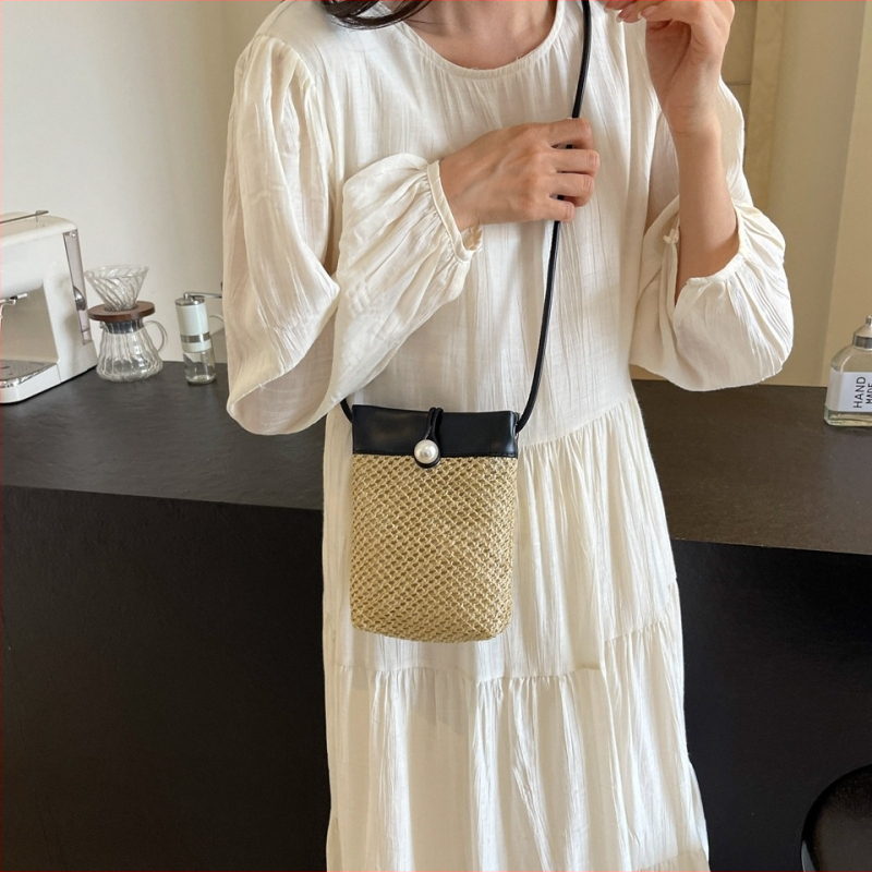 Taška cez rameno typu bucket - PU, zvislý štvorcový tvar, otváranie páskou, leto 2024