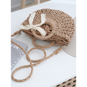 Tkaná taška cez rameno zo slamy, zapínanie na šnúrku, polyesterová podšívka, horizontálny štvorcový tvar, vnútorná kapsa na dokumenty