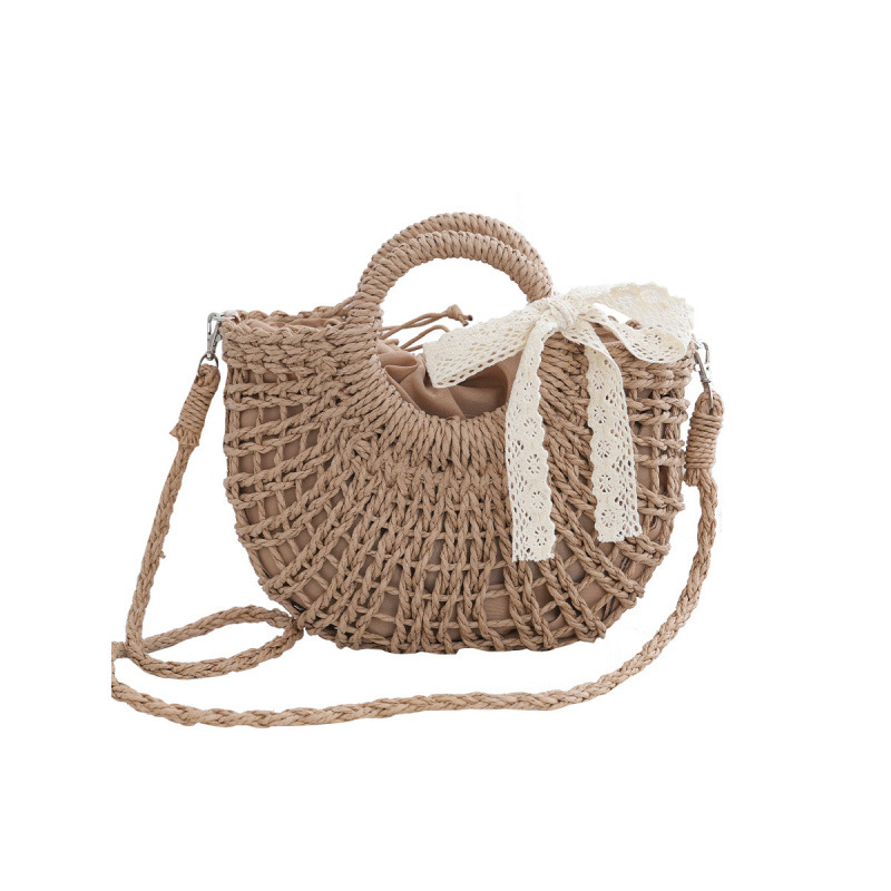 Tkaná taška cez rameno zo slamy, zapínanie na šnúrku, polyesterová podšívka, horizontálny štvorcový tvar, vnútorná kapsa na dokumenty