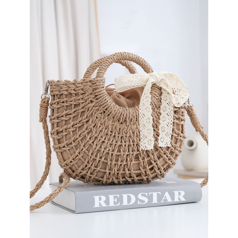 Tkaná taška cez rameno zo slamy, zapínanie na šnúrku, polyesterová podšívka, horizontálny štvorcový tvar, vnútorná kapsa na dokumenty