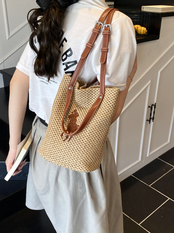 Torba kanta od rafije, minimalističkog i luksuznog stila; Materijal: rafija; Oblik: kanta; Unutarnja podstava: poliester; Unutarnja struktura: laminirani džep sa zatvaračem