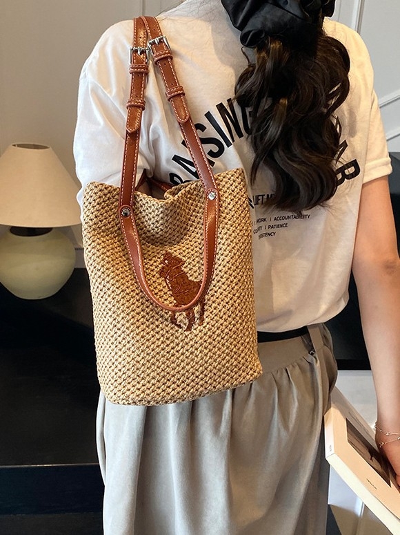 Torba kanta od rafije, minimalističkog i luksuznog stila; Materijal: rafija; Oblik: kanta; Unutarnja podstava: poliester; Unutarnja struktura: laminirani džep sa zatvaračem