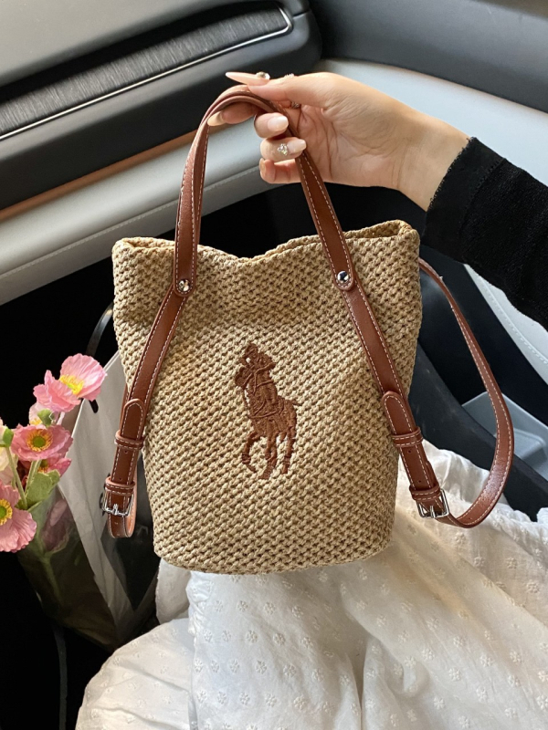 Torba kanta od rafije, minimalističkog i luksuznog stila; Materijal: rafija; Oblik: kanta; Unutarnja podstava: poliester; Unutarnja struktura: laminirani džep sa zatvaračem