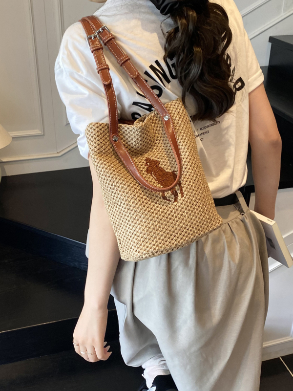 Torba kanta od rafije, minimalističkog i luksuznog stila; Materijal: rafija; Oblik: kanta; Unutarnja podstava: poliester; Unutarnja struktura: laminirani džep sa zatvaračem