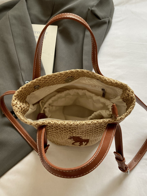 Torba kanta od rafije, minimalističkog i luksuznog stila; Materijal: rafija; Oblik: kanta; Unutarnja podstava: poliester; Unutarnja struktura: laminirani džep sa zatvaračem