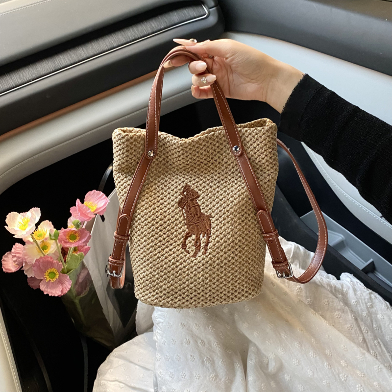 Torba kanta od rafije, minimalističkog i luksuznog stila; Materijal: rafija; Oblik: kanta; Unutarnja podstava: poliester; Unutarnja struktura: laminirani džep sa zatvaračem