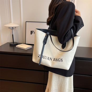 Taška cez rameno z plátna – PU materiál; horizontálny štvorcový tvar; magnetické zapínanie; laminované vnútorné vrecko so zipsom; jednopramenný popruh