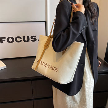 Taška cez rameno z plátna – PU materiál; horizontálny štvorcový tvar; magnetické zapínanie; laminované vnútorné vrecko so zipsom; jednopramenný popruh